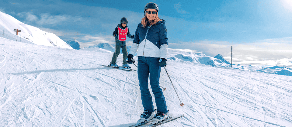 Une mère de famille sur les pistes de ski