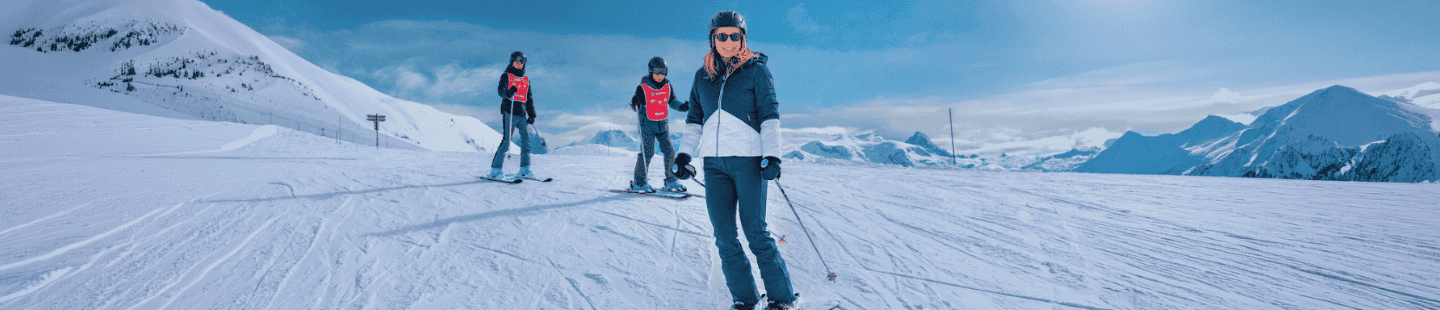 Une femme et deux enfants sur les pistes
