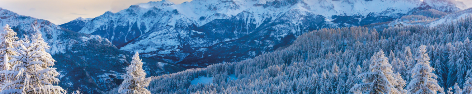 Les montagnes enneigées des Alpes du Sud