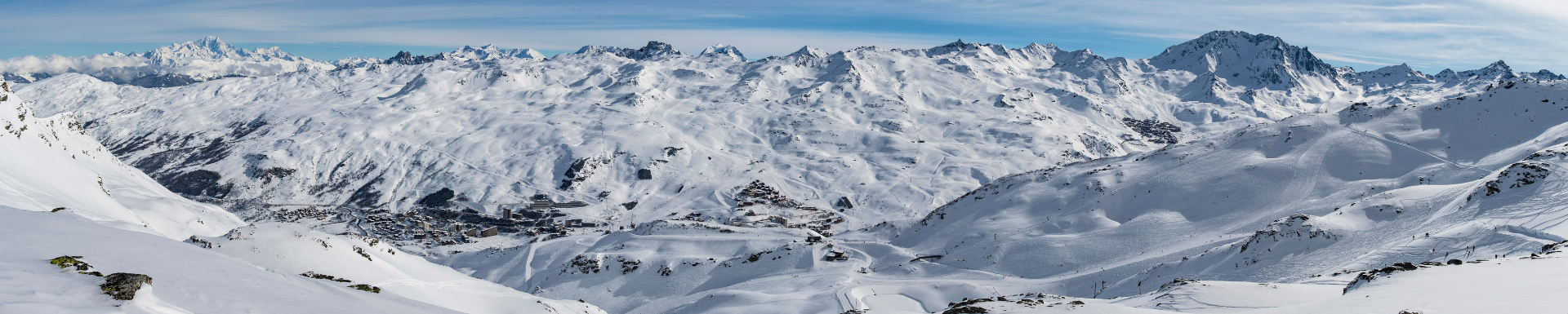 Le domaine skiable des Menuires avec la station et ses montagnes enneigées
