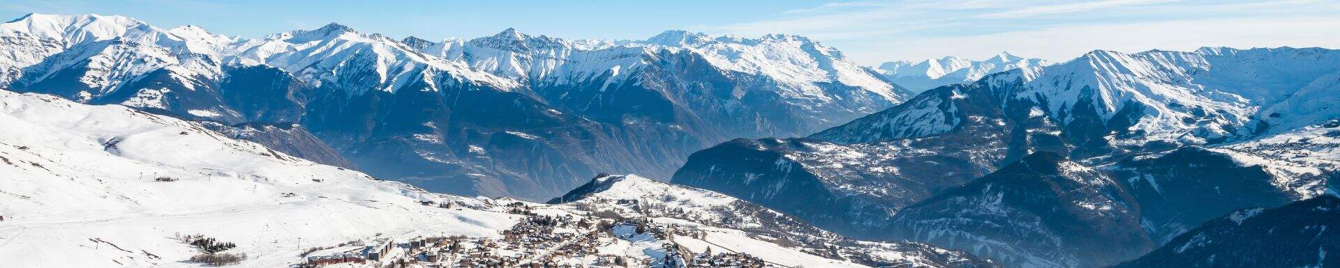 Vue sur le domaine skiable des Sybelles et les montagnes environnantes
