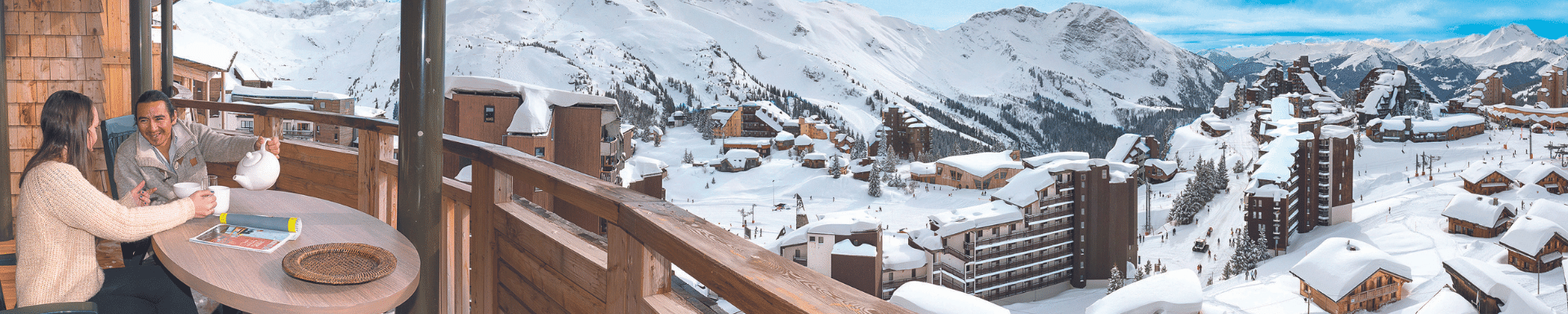 Deux personnes sur la terrasse d'un hébergement Pierre & Vacances