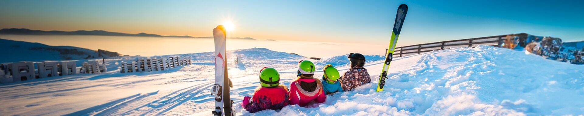 Groupe observant le coucher du soleil à la montagne, vacances au ski srp