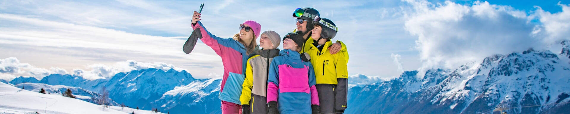 Une famille au ski se prenant en selfie