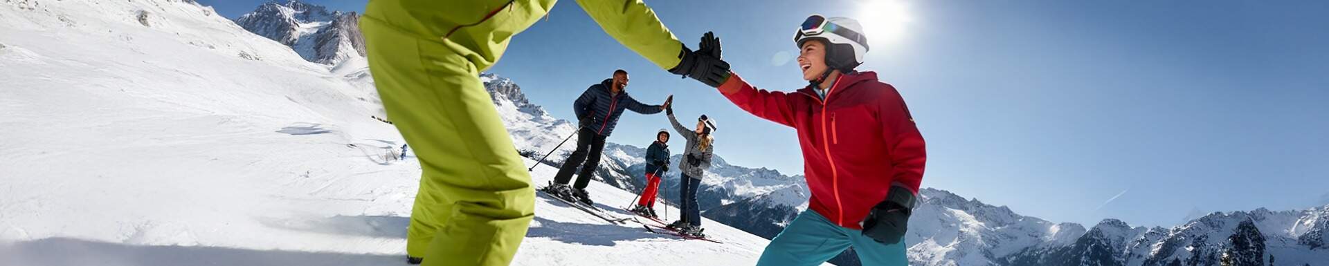 Famille sur les pistes de ski au printemps