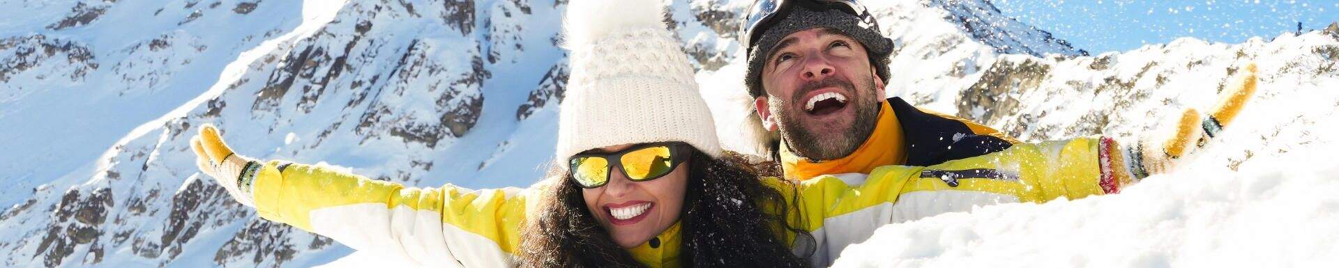 Couple s'amusant à la montagne