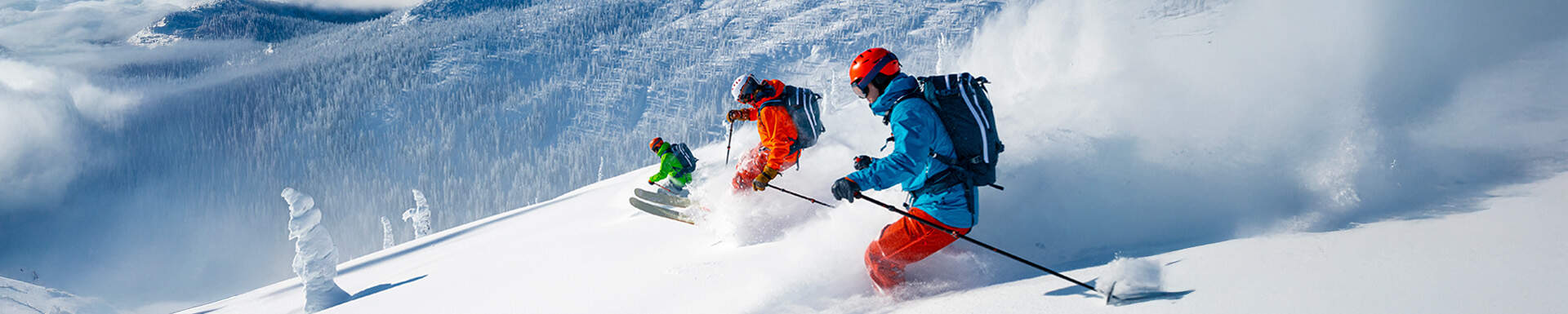 Des skieurs dévalant les pistes de ski