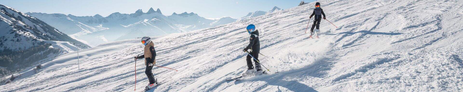 Des skieurs dévalant les pistes de ski des Sybelles