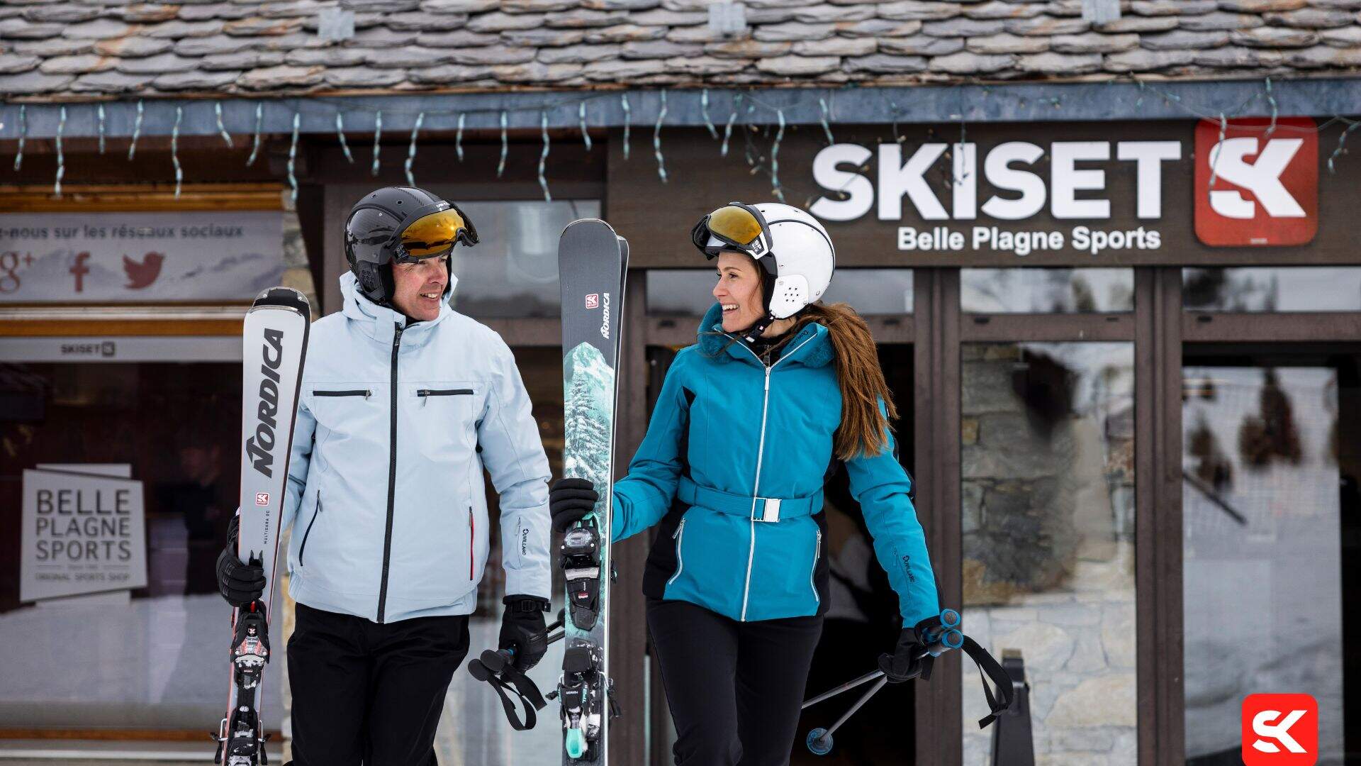 couple qui s'apprête à skier