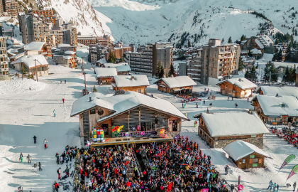 Vue sur une station de ski animée dans les alpes françaises