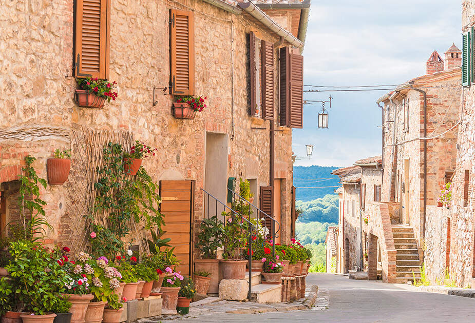 Petite ruelle typique d'Italie avec maisons en pierre