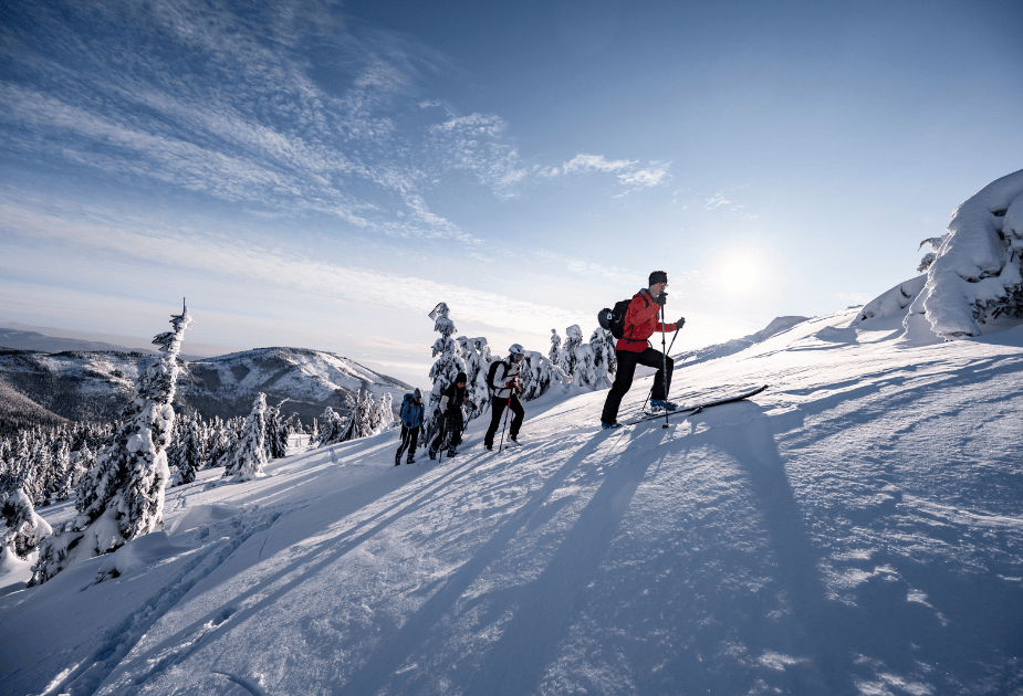 Une personne marchant en montagne