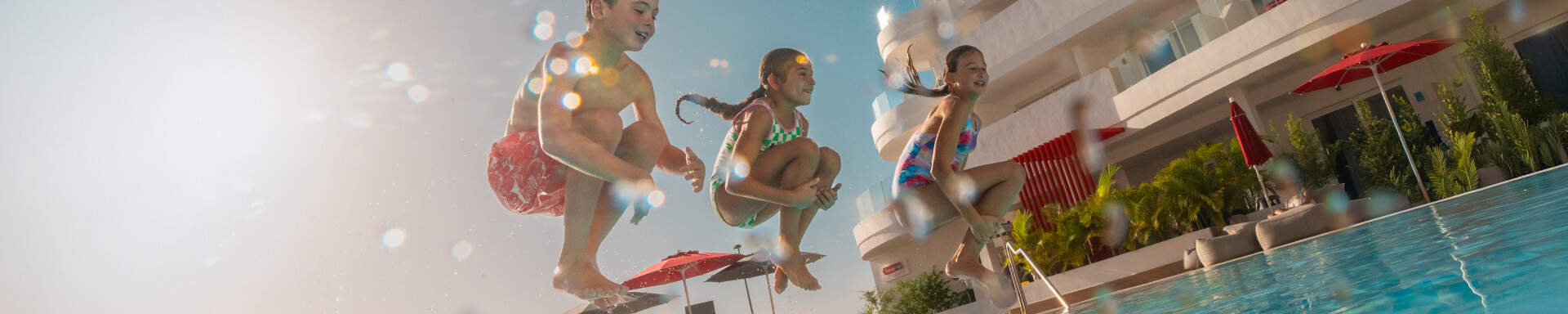 Enfants en plein plongeon dans piscine