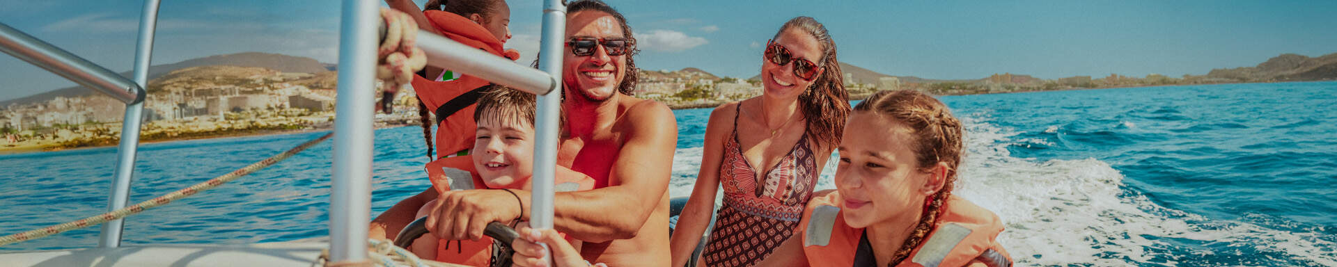 Famille réalisant un tour de bateau en pleine mer