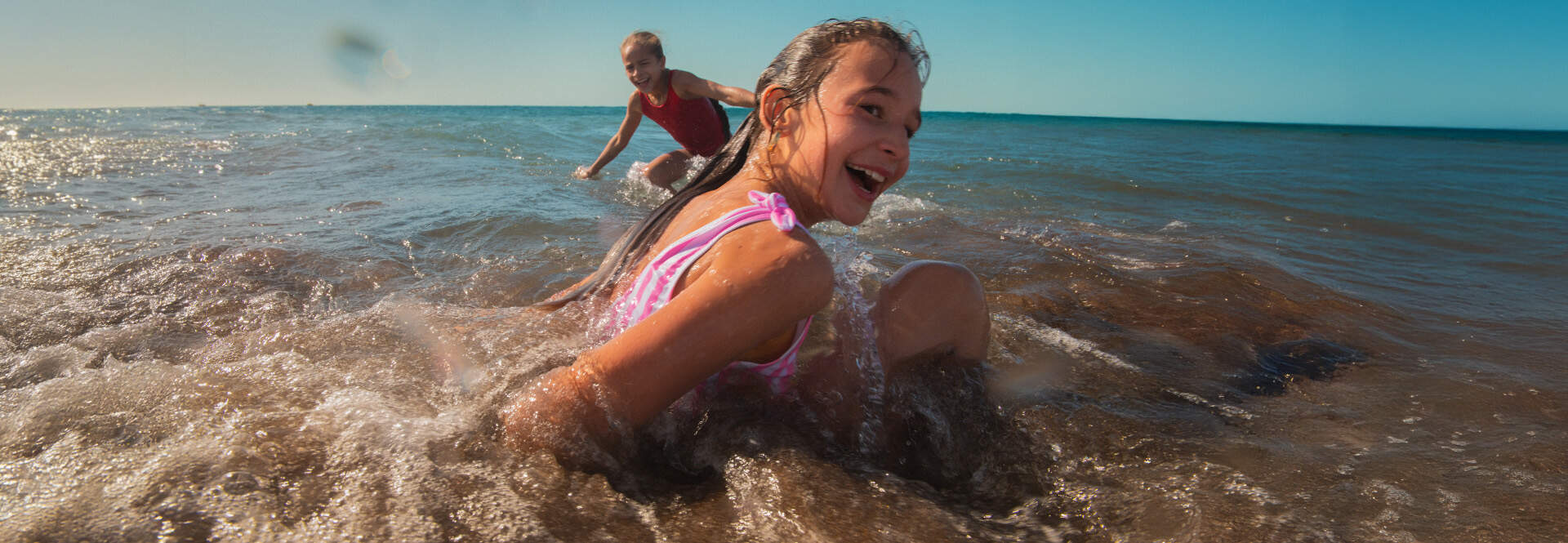 2 enfants jouant en pleine mer