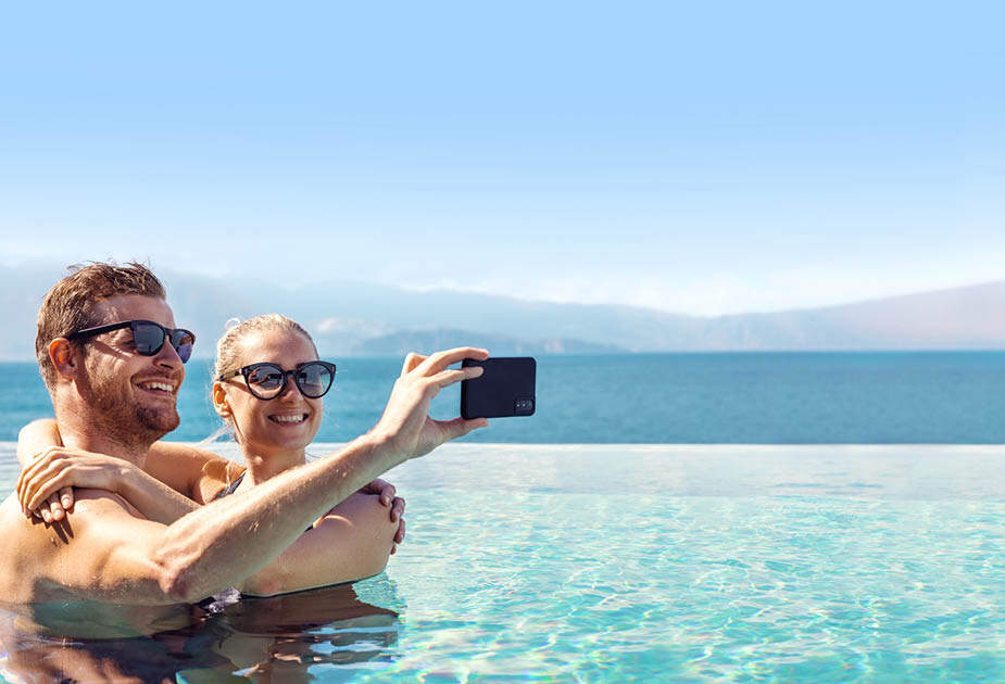 Couple se prenant en photo dans une piscine