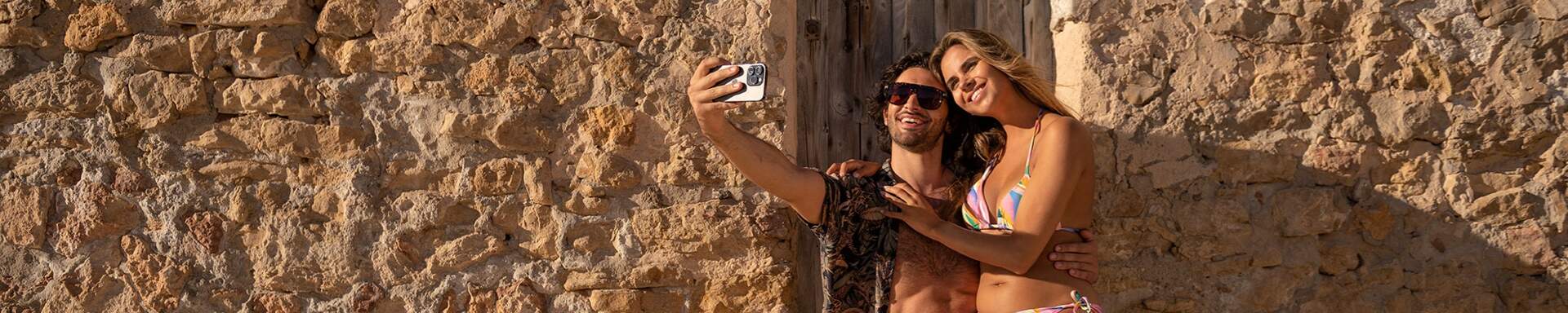 Couple prenant un selfie en vacances