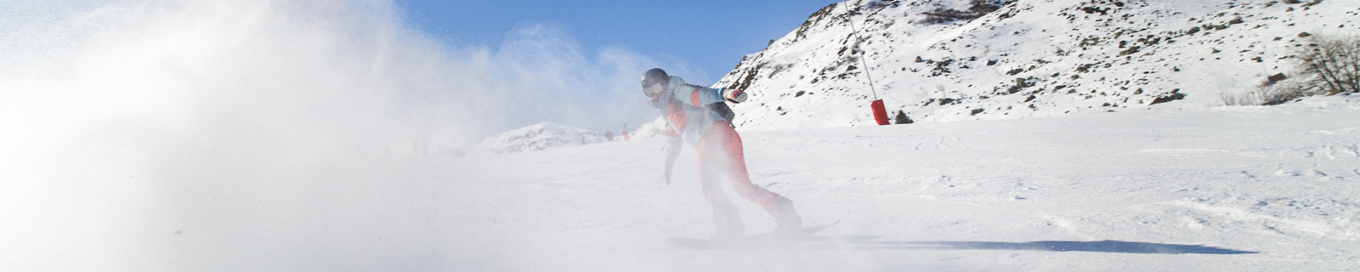 Un skieur effectuant un virage sur les pistes