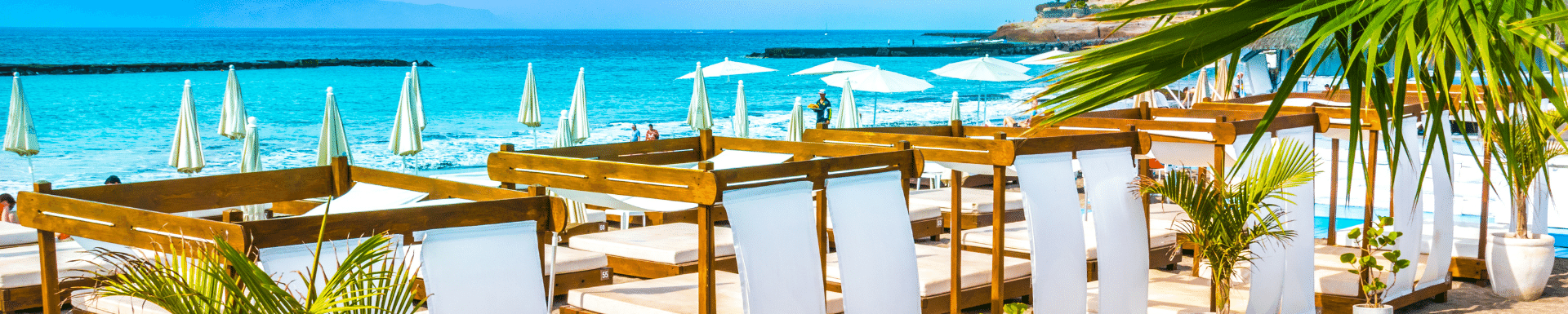 Plage et lits balinais en bord de mer, Costa Adeje, Tenerife