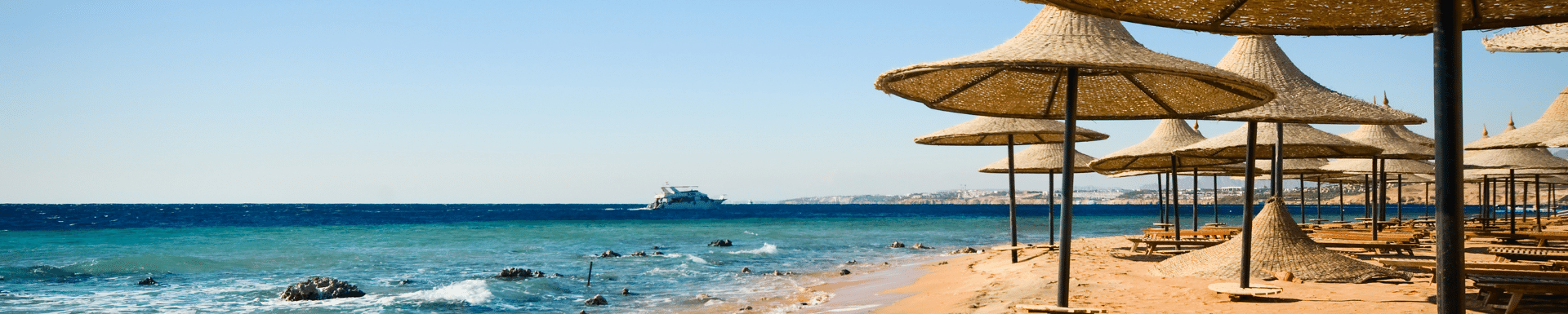 Bord de mer, parasols, Egypte, Sharm el Sheikh