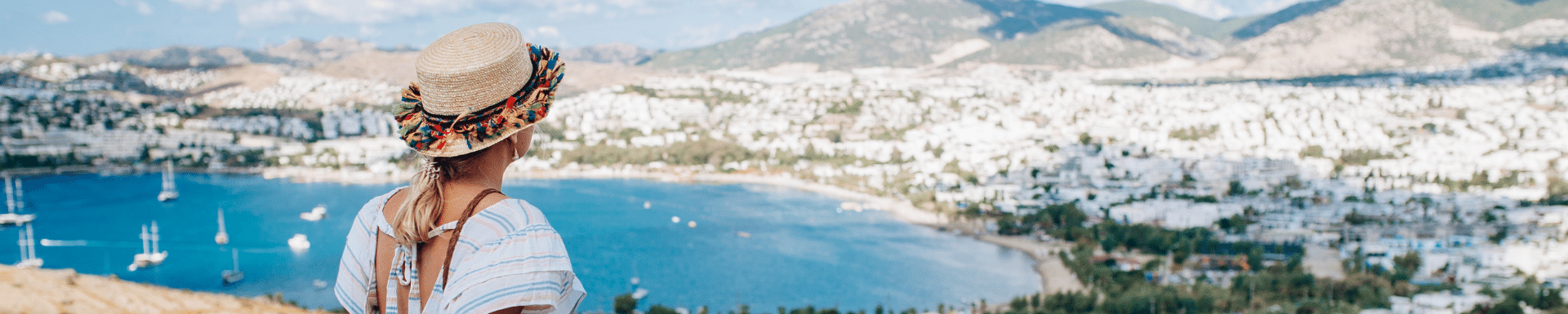 Femme au chapeau, contemplant mer et montagne, Bodrum, Turquie
