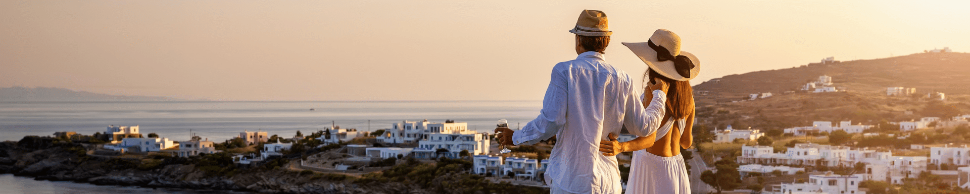 Couple admirant le coucher du soleil