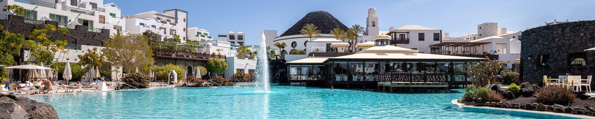 Vue d'ensemble hôtel Livvo avec piscine et verdures