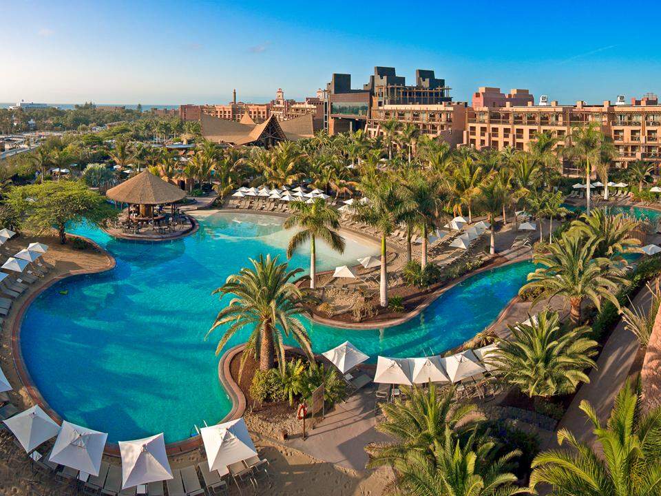 Piscine de l'hôtel Lopesan entourée de palmiers