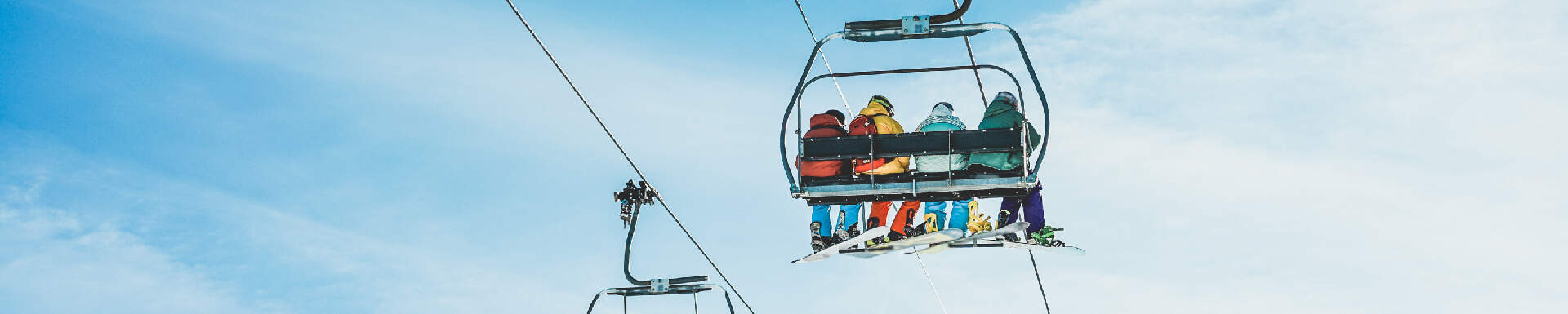 4 personnes sur une remontée mécanique lors d'un séjour au ski