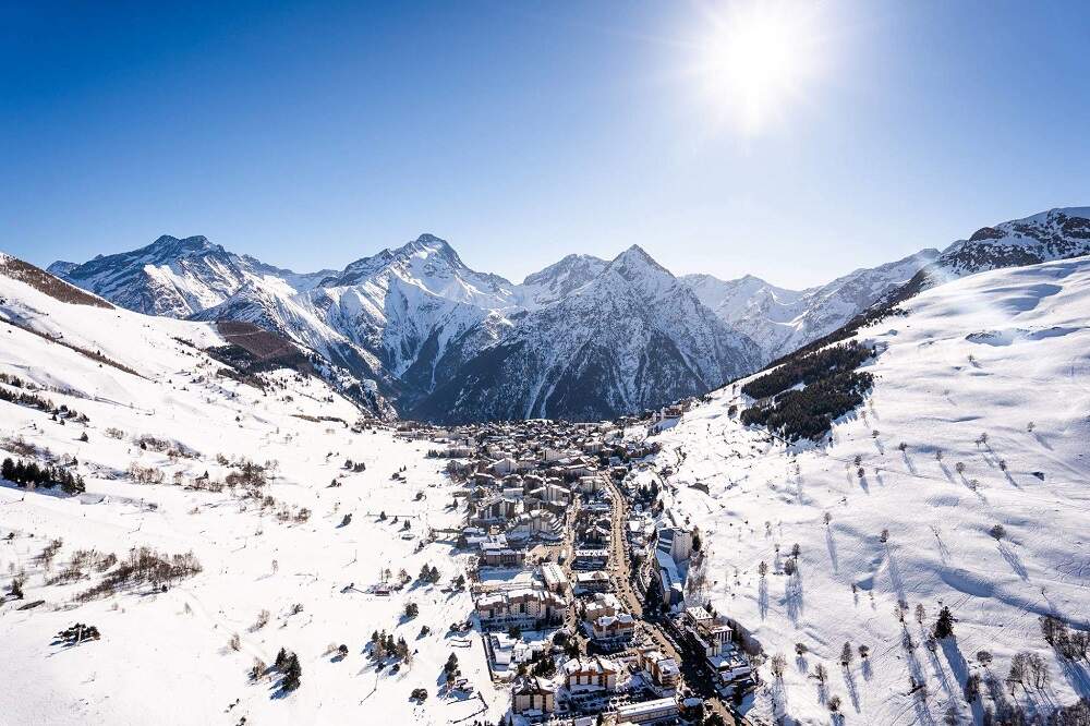 Vue du ciel de la station de ski des Deux Alpes et de ses montagnes enneigées