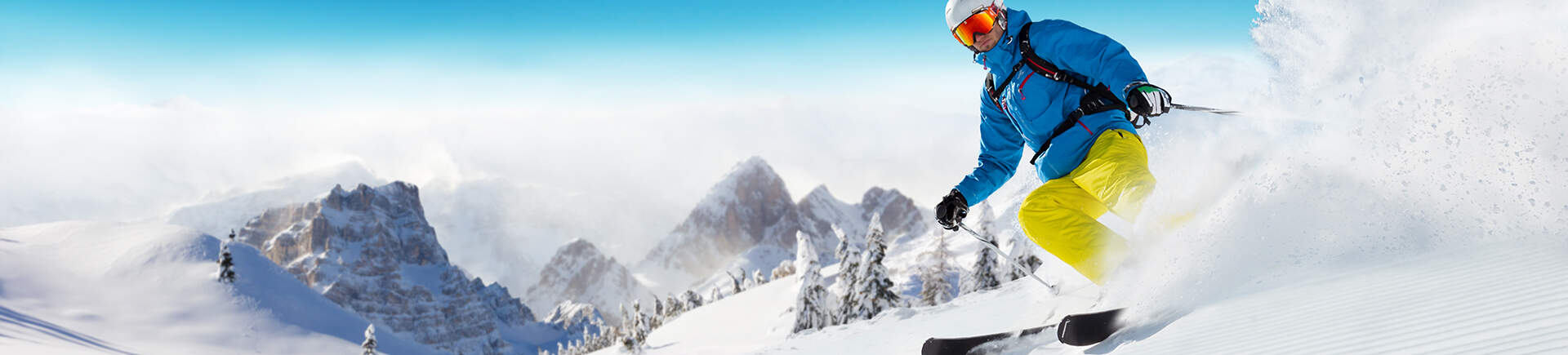 Un skieur dévalant les pistes lors de son séjour au ski pas cher