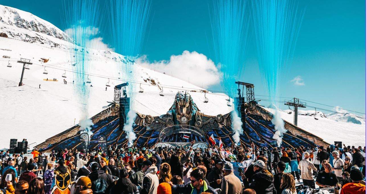 Tomorrowland Winter scène et foule, avec montagne en arrière plan