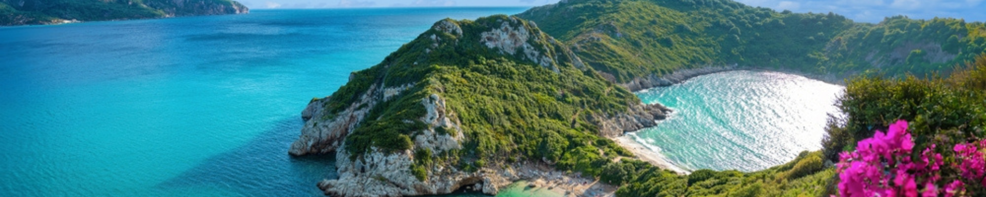 Mer aux eaux cristallines avec rochers verdoyants et bougainvilliers fuschia, last minute Corfou, Grèce