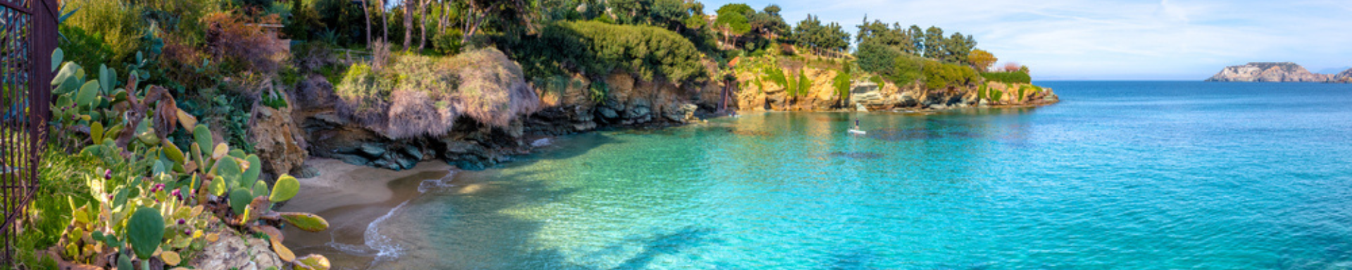 Crique, plage intimiste aux eaux claires entourée de rochers et verdures, last minute Crète, Grèce