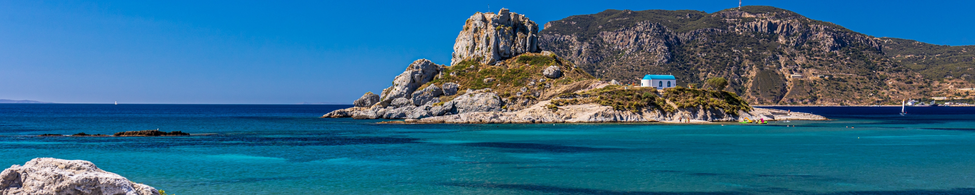 Plage d'Agios Stefanos et sa petite chapelle sur rocher imposant, île de Kos, Grèce