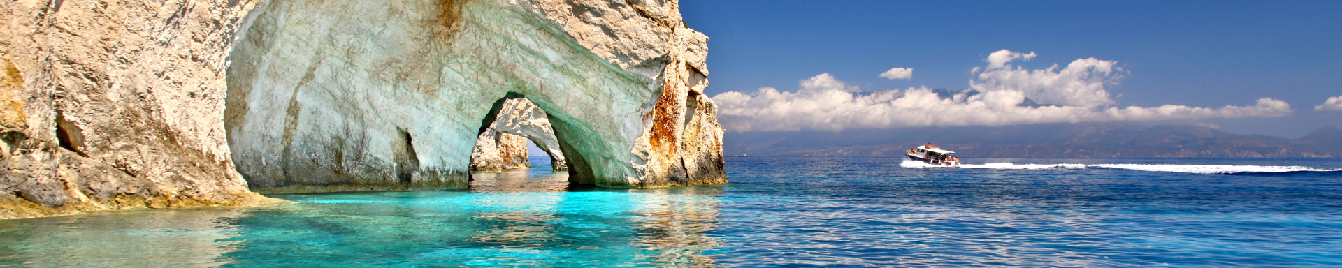Célèbres grottes bleues, avec bateau sur eaux cristallines, Zakynthos, Grèce