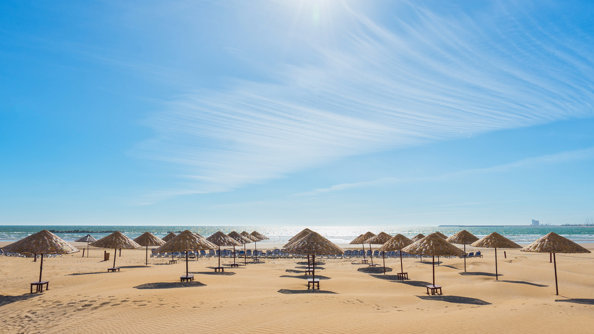 Parasols sur belle plage de sable doré à Agadir, au Maroc