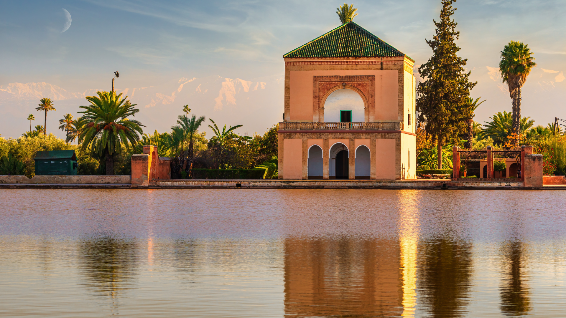 Pavillon Menara réfléchi sur le lac en fin d'après-midi soleil à Marrakech, Maroc