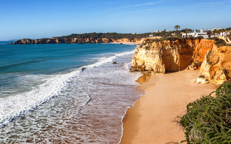 Plage de sable doré avec rocher, Portugal