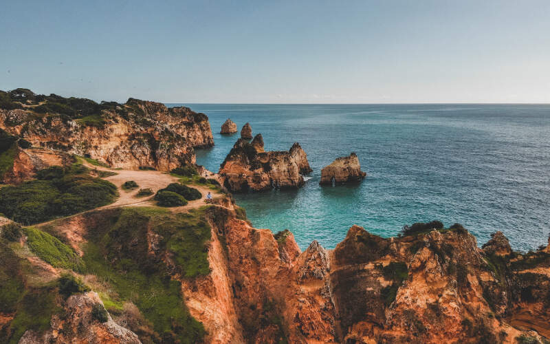 Rochers imposants en bord de mer, Algarve, Portugal