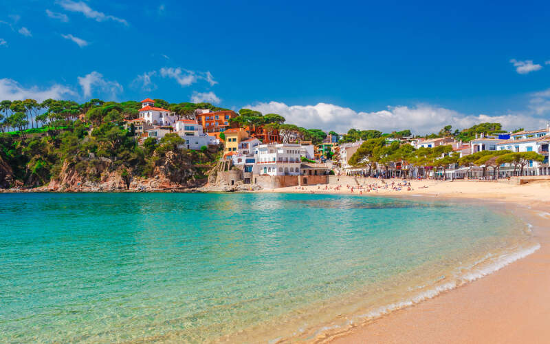 Une plage de sable et la mer bleue turquoise sur la Costa Brava, Espagne