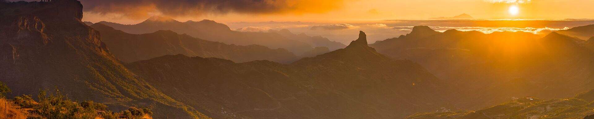 Un coucher de soleil sur les montagnes en Espagne