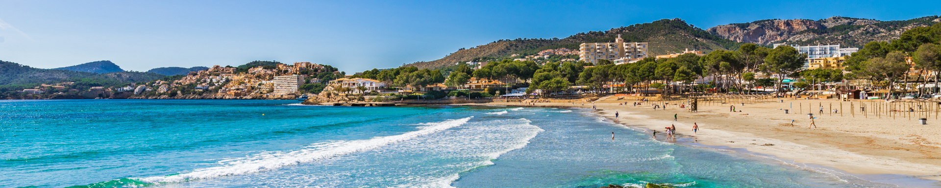 Falaises verdoyantes avec vue sur plage de Tora Paguera aux eaux cristallines, all-inclusive Majorque, îles Baleares, Espagne
