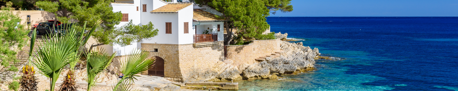 Maison blanche sur rocher avec vue imprenable sur mer, Last minute Majorque, Espagne