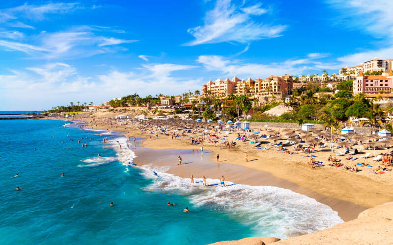 Vue d'ensemble plage  de sable fin, eaux cristallines et ciel bleu, Ténérife, Espagne