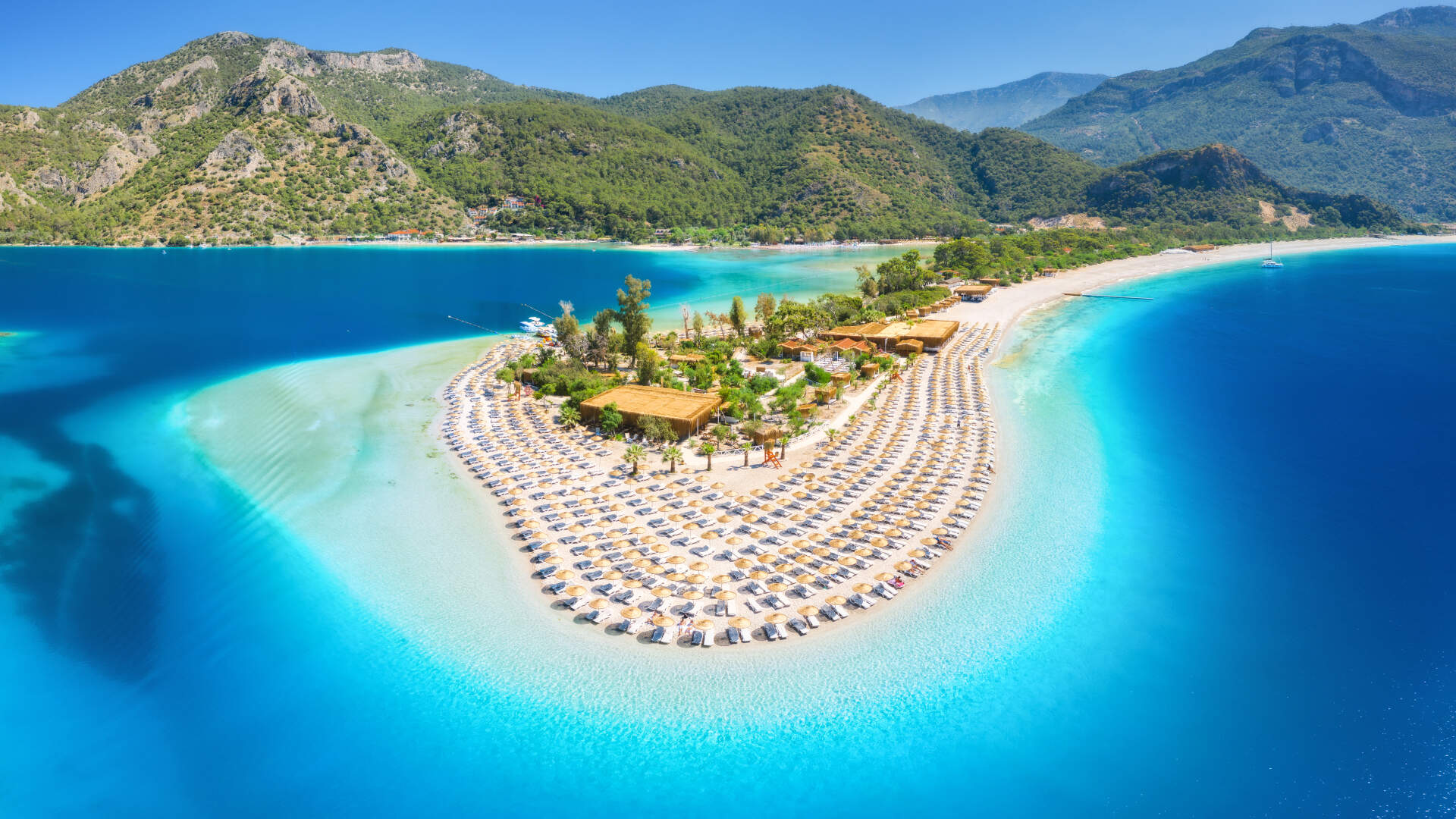 Vue d'en haut, plage aux eaux cristallines et ses montagnes verdoyantes, Turquie