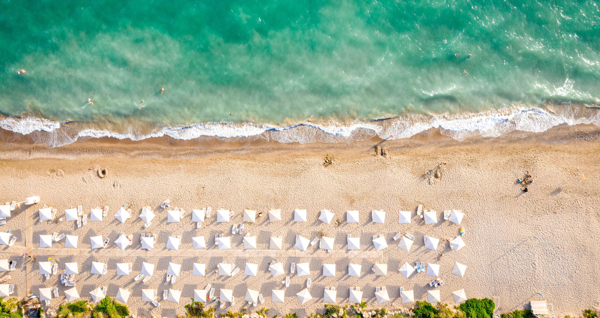 Vue d'en haut plage et ses parasols, Belek, Turquie