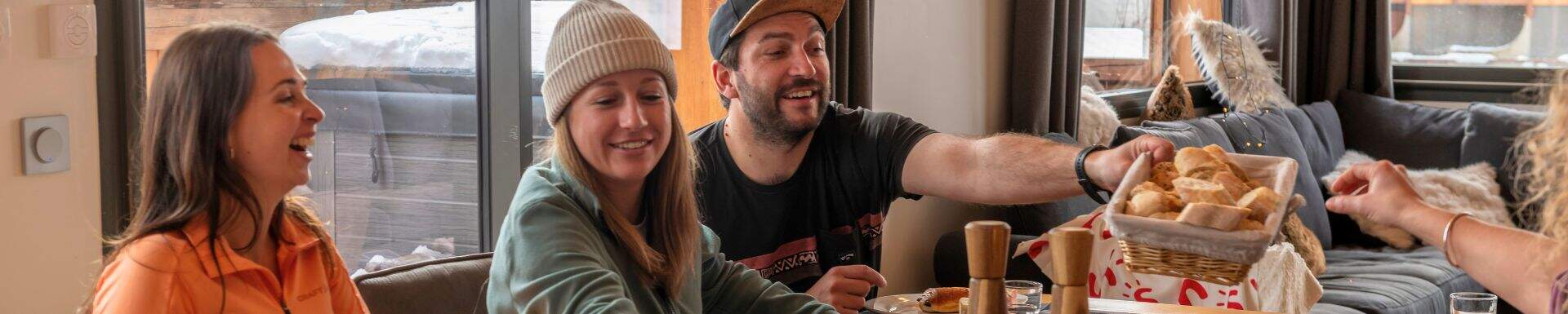 Un groupe d'amis partageant un repas dans un chalet au ski