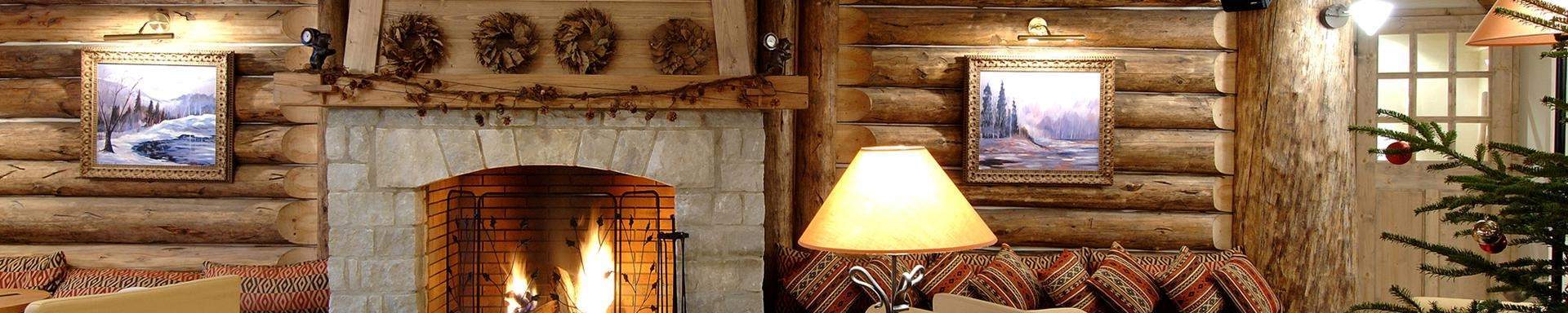 Un salon avec un feu dans la cheminée dans une résidence Sunweb Premium