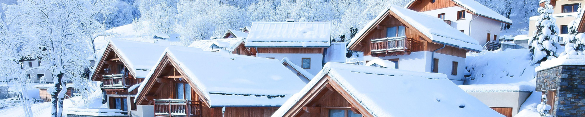 Plusieurs chalets au ski sous la neige